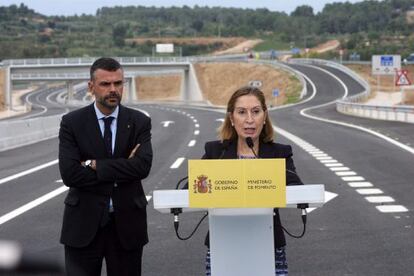 GRA317. VALLS (TARRAGONA), 13/10/2015.- La ministra de Fomento, Ana Pastor, y el conseller de Territorio y Sostenibilidad de la Generalitat de Cataluña, Santi Vila, durante la inauguración del nuevo tramo de la A27, entre El Morell y la variante de Valls. EFE/Jaume Sellart