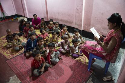 Interior del pequeño centro de día para hijos de prostitutas que Shapla Mohila Sangstha mantiene junto al Town Brothel con financiación de Ayuda en Acción.