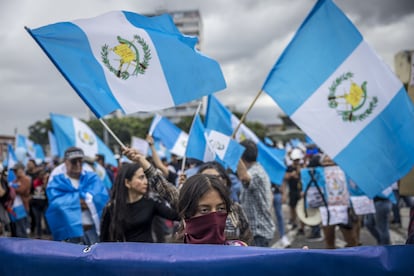 Guatemaltecos se manifestaron este sábado en contra del "golpe de Estado" denunciado por el presidente electo, Bernardo Arévalo de León.