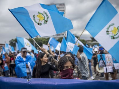 Guatemaltecos se manifestaron este sábado en contra del "golpe de Estado" denunciado por el presidente electo, Bernardo Arévalo de León.