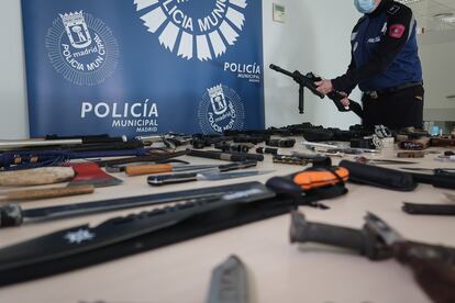 En primer plano, los machetes que usan sobre todo miembros de bandas juveniles en sus enfrentamientos.