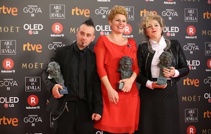 Ainhoa Eskisabel, Olga Cruz y Gorka Aguirre posan con el premio al Mejor Maquillaje y Peluquería por su trabajo en 'Handía'.