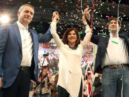 De izquierda a derecha, Iñigo Urkullu, Izaskun Bilbao, Jean Tellechea (candidato del PNV en el País Vasco francés)  y Andoni Ortuzar este viernes en el cierre de campaña. 