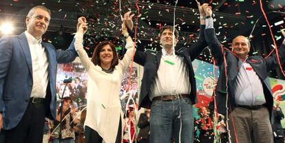 De izquierda a derecha, Iñigo Urkullu, Izaskun Bilbao, Jean Tellechea (candidato del PNV en el País Vasco francés) y Andoni Ortuzar este viernes en el cierre de campaña.