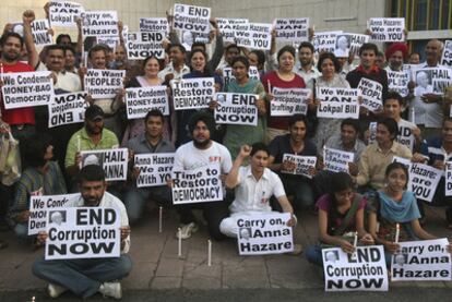 Seguidores de la activista Anna Hazare protestan contra la corrupción en la ciudad india de Chandigarh.