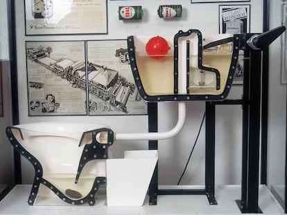 Sección de un inodoro expuesto en la sección 'Secret Life of the Home' ("la vida secreta del hogar"), en el Museo de Ciencias, en Londres (Reino Unido). La manivela se encuentra por fuera de la urna de crital para que se pueda accionar el mecanismo de la cisterna. |