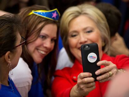 Clinton posa para una foto con una seguidora.