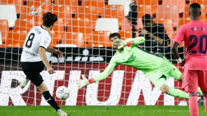 Carlos Soler marca el tercero de los penaltis que lanzó este domingo en Mestalla ante el Real Madrid.