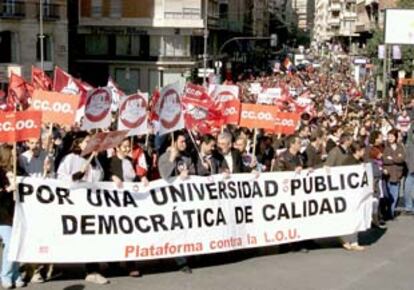 Unas 2.000 personas han marchado por Murcia contra la Ley de Universidades que ya ha sido aprobada por el Gobierno y el Parlamento y que aguarda el visto bueno final del Senado. (EFE)