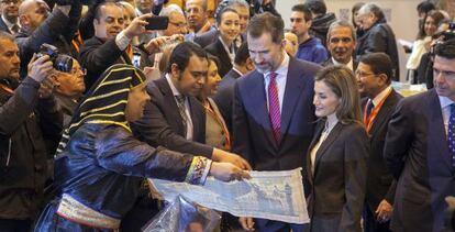 Los Reyes durante la inauguración de la feria de turismo Fitur