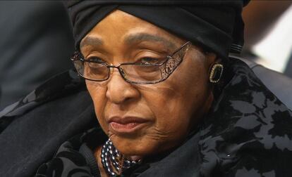 Winnie Mandela,exesposa de Nelson Mandela, mira el f&eacute;retro durante el funeral.