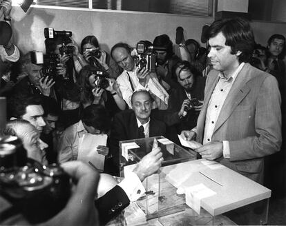 Elecciones Legislativas 15 de junio 1977, Felipe González, secretario general del Partido Socialista Obrero Español, votando en el colegio electoral situado en la calle del Pez Austral, del madrileño barrio de La Estrella.