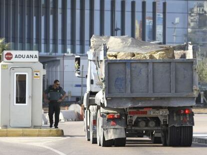 Un cami&oacute;n cargado de piedras llega a la aduana a la entrada de Gibraltar.