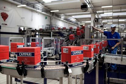 L&iacute;nea de producci&oacute;n de Campari.