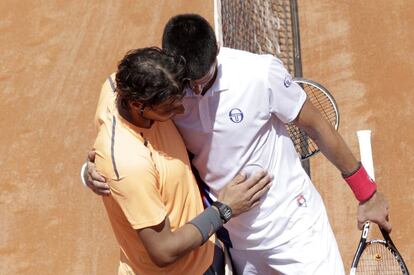 Nadal y Djokovic se saludan al concluir la final de Roma.