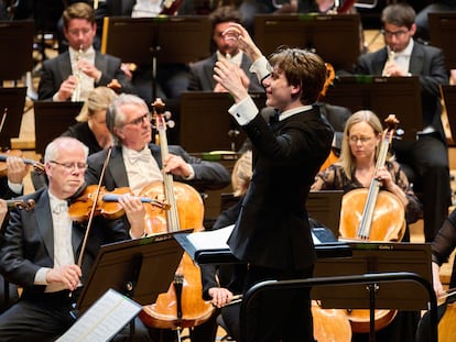 Klaus Mäkelä dirige a la Filarmónica de Oslo en la Philharmonie de París el pasado 10 de mayo.