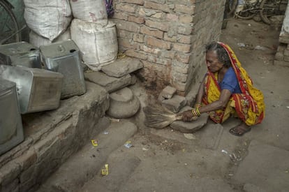 Anciana limpiadora de letrinas en Dura Khund, Varanasi. Es el barrio de los recogedores manuales, que todos conocen como Safai Basti.