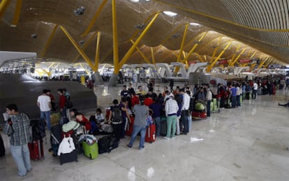 Numerosos pasajeros esperan en el aeropuerto de Madrid-Barajas el pasado abril.