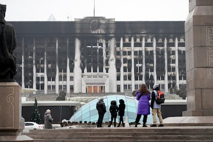 El Ayuntamiento de Almaty quemado durante los disturbios, este martes. 