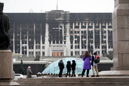 El Ayuntamiento de Almaty quemado durante los disturbios, este martes.