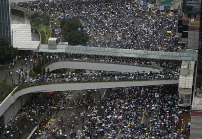 Vista aérea de miles de personas reunidas cerca del Consejo Legislativo en Hong Kong. Las escenas vividas este miércoles eran muy similares a las de las sentadas del Movimiento de los Paraguas que, hace cinco años, tomó el centro de Hong Kong durante casi tres meses para reclamar más democracia.