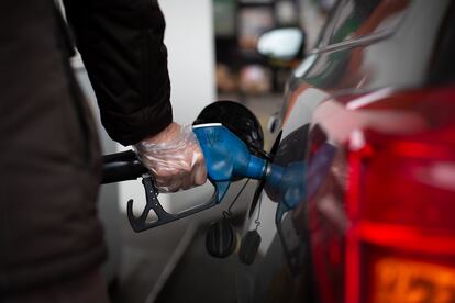 Un hombre reposta gasolina en una gasolinera de Barcelona, el 11 de marzo de 2022, en Barcelona.