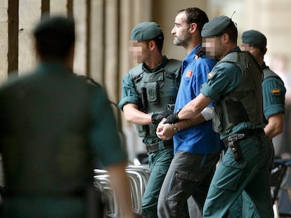 Atristain, sujeto por guardias civiles, durante un registro en su casa de San Sebastián en octubre de 2010.
