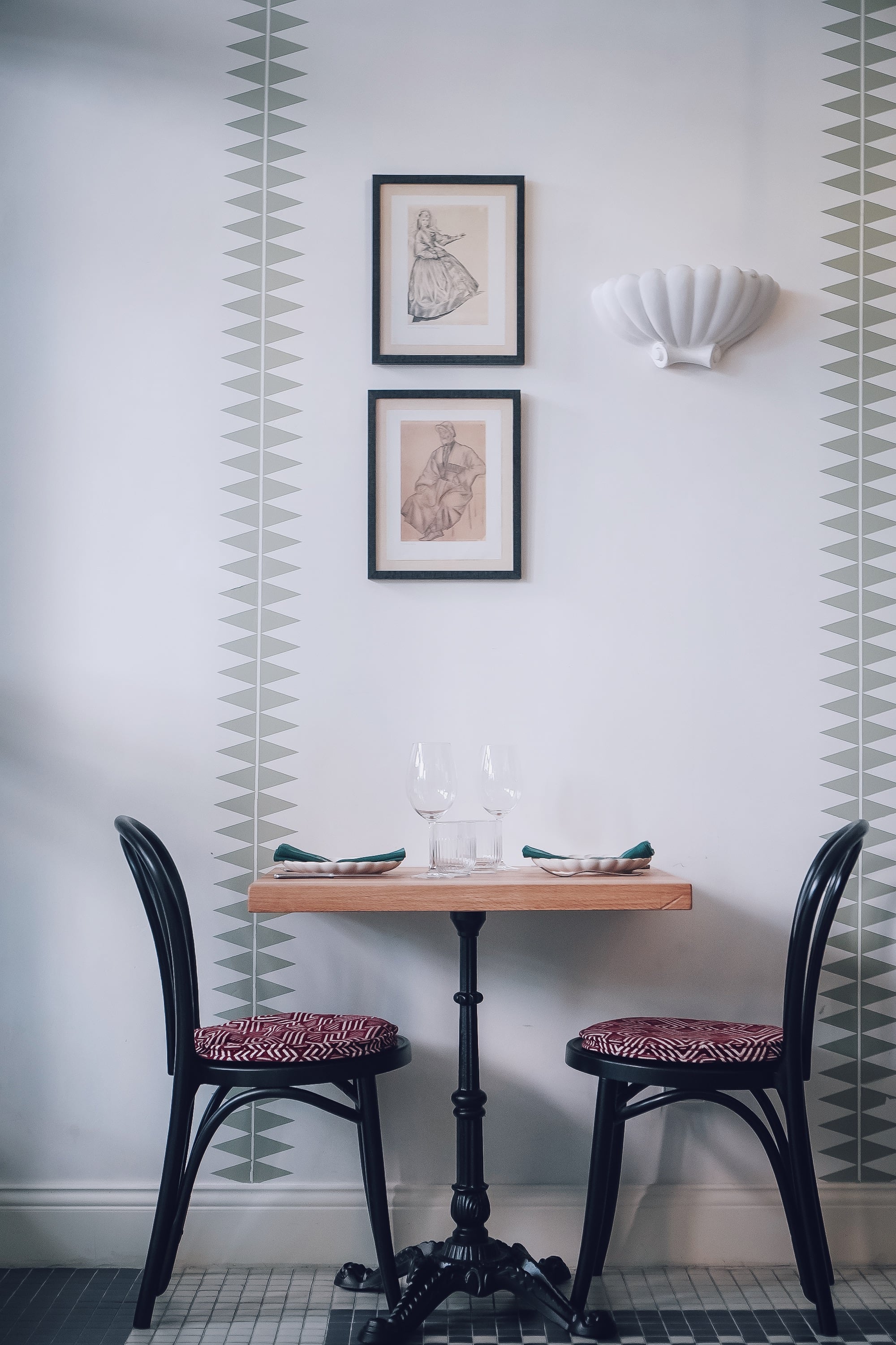 Nunuka a mesa puesta, en la calle Libertad.