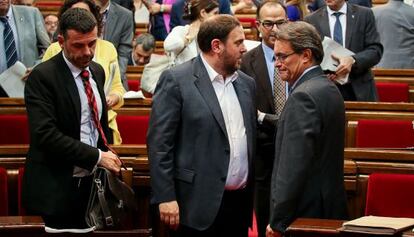 Junqueras (a la izquierda) junto a Mas en el Parlamento catal&aacute;n el pasado 27 de septiembre.