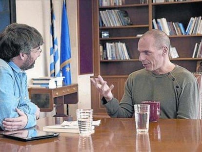Jordi Évole y Yanis Varoufakis durante su charla en 'Salvados'