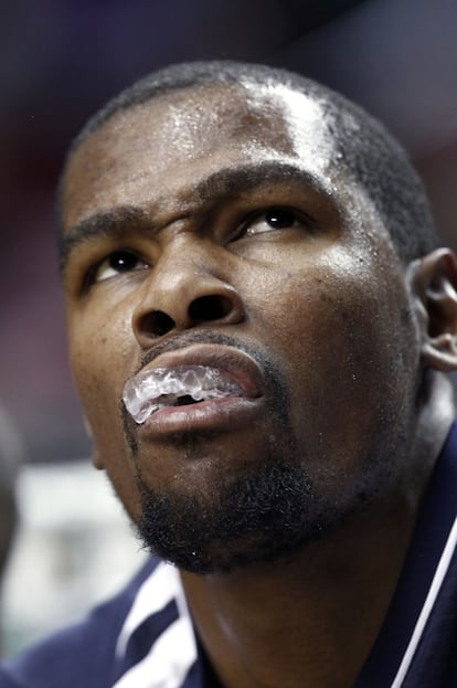 Kevin Durant, en el banquillo durante el duelo entre Oklahoma y los Trail Blazers.