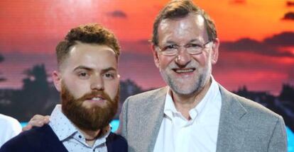 El 'hipster' del PP junto a Mariano Rajoy.