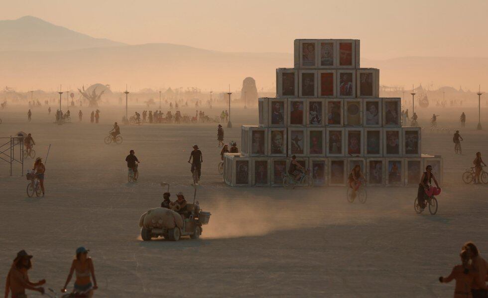 Burning Man empezó como una reunión de amigos cuando, en 1986, Larry Harvey y Jerry James quemaron una figura de madera en una playa de San Francisco. En la imagen, vista del festival Burning Man.