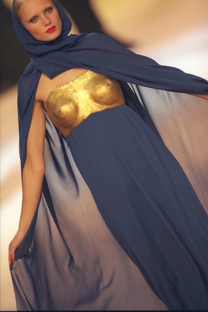 Aunque el cuerpo elegido por Zendaya en 2020 impactó, no se trataba de la primera vez en la que un estilismo similar copaba titulares de moda. En 1969 Yves Saint Laurent colaboró con la artista francesa Claude Lalanne para crear uno de sus modelos icónicos, una pieza de museo: una túnica azul de su colección de alta costura completada en la parte superior por un corsé-armadura dorado que dibujaba los pechos de la modelo Veruschka. Otros diseñadores, como Issey Miyake y Thierry Mugler en los ochenta o Alexander McQueen en los noventa, llevaron también a la pasarela el corsé-armadura.