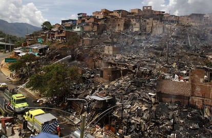 El incendio en el barrio Moravia de Medellín afectó a más de cien familias que vivían en casas construidas con madera y material inflamable.