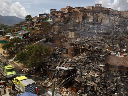 El incendio en el barrio Moravia de Medellín afectó a más de cien familias que vivían en casas construidas con madera y material inflamable.