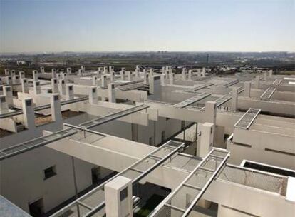 Panorámica de Madrid desde los tejados del bloque de viviendas protegidas diseñadas por Thom Mayne en el Ensanche de Carabanchel.