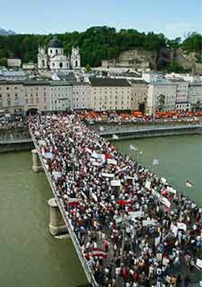 Al menos 10.000 personas se han manifestado en Salzburgo contra las reformas del Gobierno.