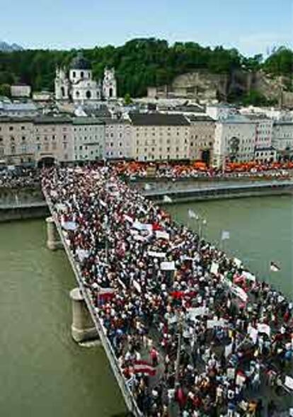 Al menos 10.000 personas se han manifestado en Salzburgo contra las reformas del Gobierno.