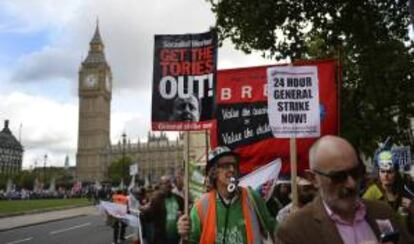 Miles de manifestantes muestran su apoyo a los profesores en huelga por Westminster en Londres (Reino Unido). EFE/Archivo