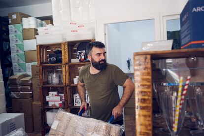 Rubén Hernando, uno de los socios fundadores de Ecosupplies, prepara la mercadería en el almacén del negocio.