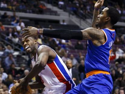 Stuckey, de los Pistons, con el bal&oacute;n frnte a Smith, de los Knicks.