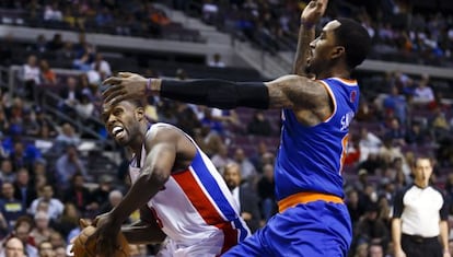 Stuckey, de los Pistons, con el bal&oacute;n frnte a Smith, de los Knicks.