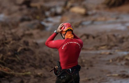 Socorrista durante as buscas em Brumadinho nesta segunda-feira. São 280 os bombeiros brasileiros que trabalham nas buscas da tragédia.