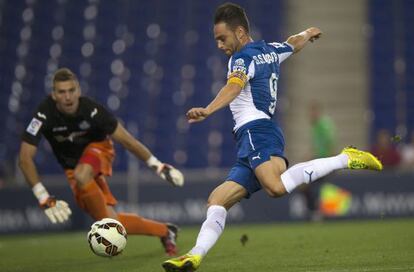 Sergio García chuta ante Guaita.