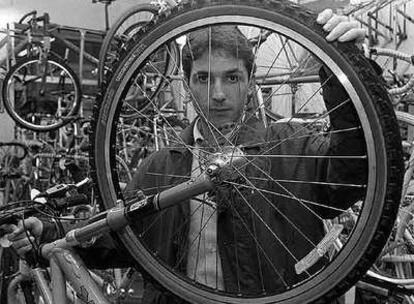 Agustín Sagasti, en una tienda de bicicletas en Bilbao.