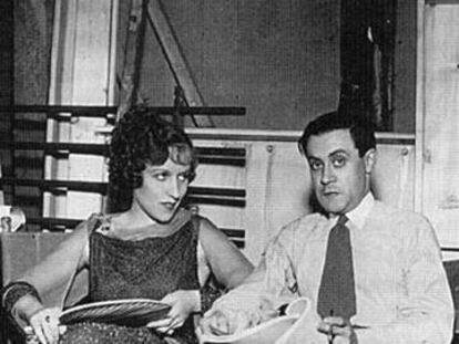 Enrique Jardiel Poncela y la actriz Berta Singerman, durante el rodaje de la película &#039;Nada más que una mujer&#039; (1934) en Hollywood.
 
