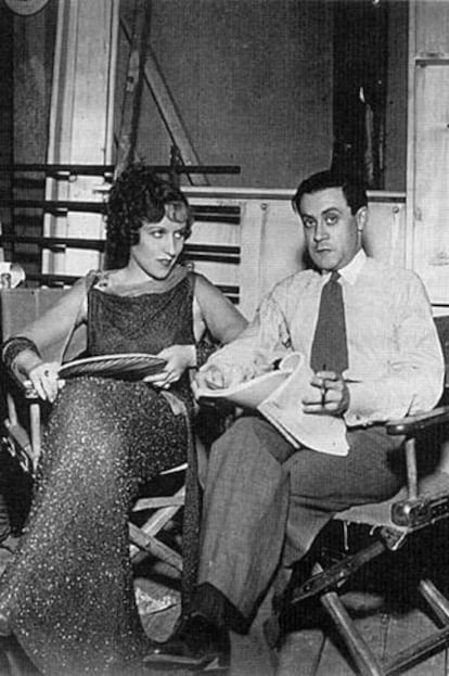Enrique Jardiel Poncela y la actriz Berta Singerman, durante el rodaje de la película 'Nada más que una mujer' (1934) en Hollywood.