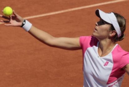 Mar&iacute;a Jos&eacute; Mart&iacute;nez saca una bola en Roland Garros. 