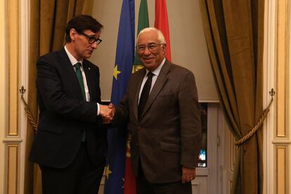 El primer secretario del PSC, Salvador Illa, junto al primer ministro de Portugal, António Costa, en la sede del Partido Socialista en Lisboa.